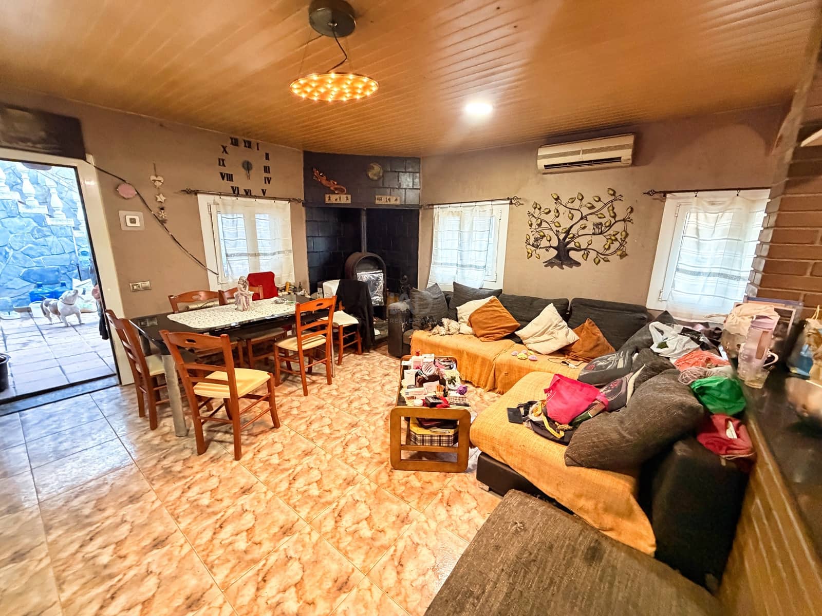 3 bedroom Townhouse for sale in Barcelona city with pool - € 240,000 (Ref: 9988543)