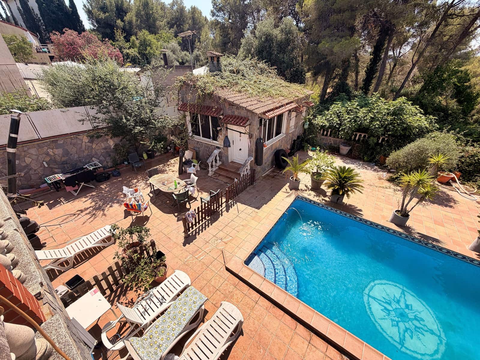 3 bedroom Townhouse for sale in Barcelona city with pool - € 240,000 (Ref: 9988543)