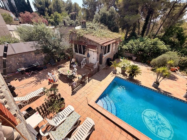 3 soverom Hus til salgs i Barcelona by med svømmebasseng - € 240 000 (Ref: 9988543)