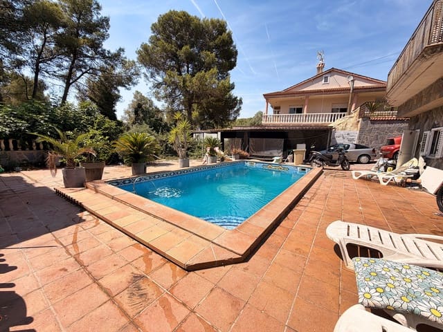 3 soverom Hus til salgs i Barcelona by med svømmebasseng - € 240 000 (Ref: 9988543)