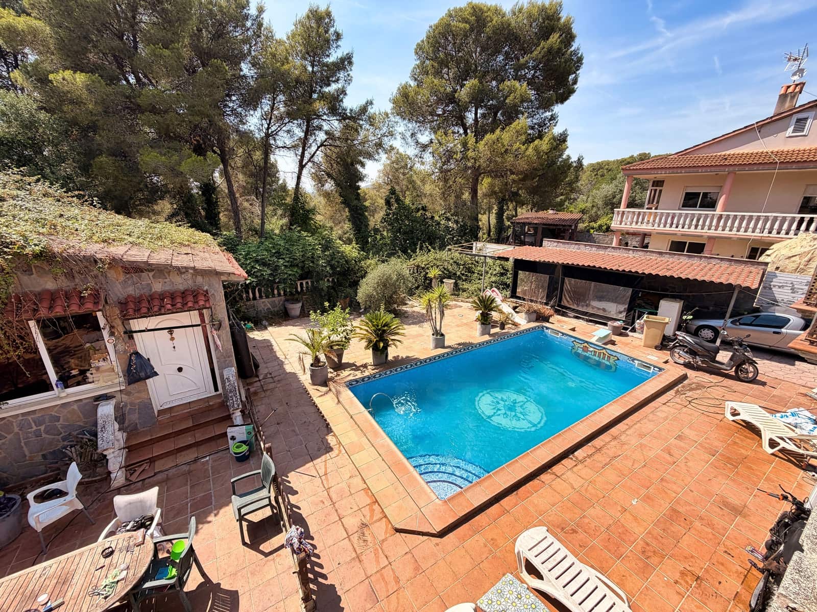 3 bedroom Townhouse for sale in Barcelona city with pool - € 240,000 (Ref: 9988543)