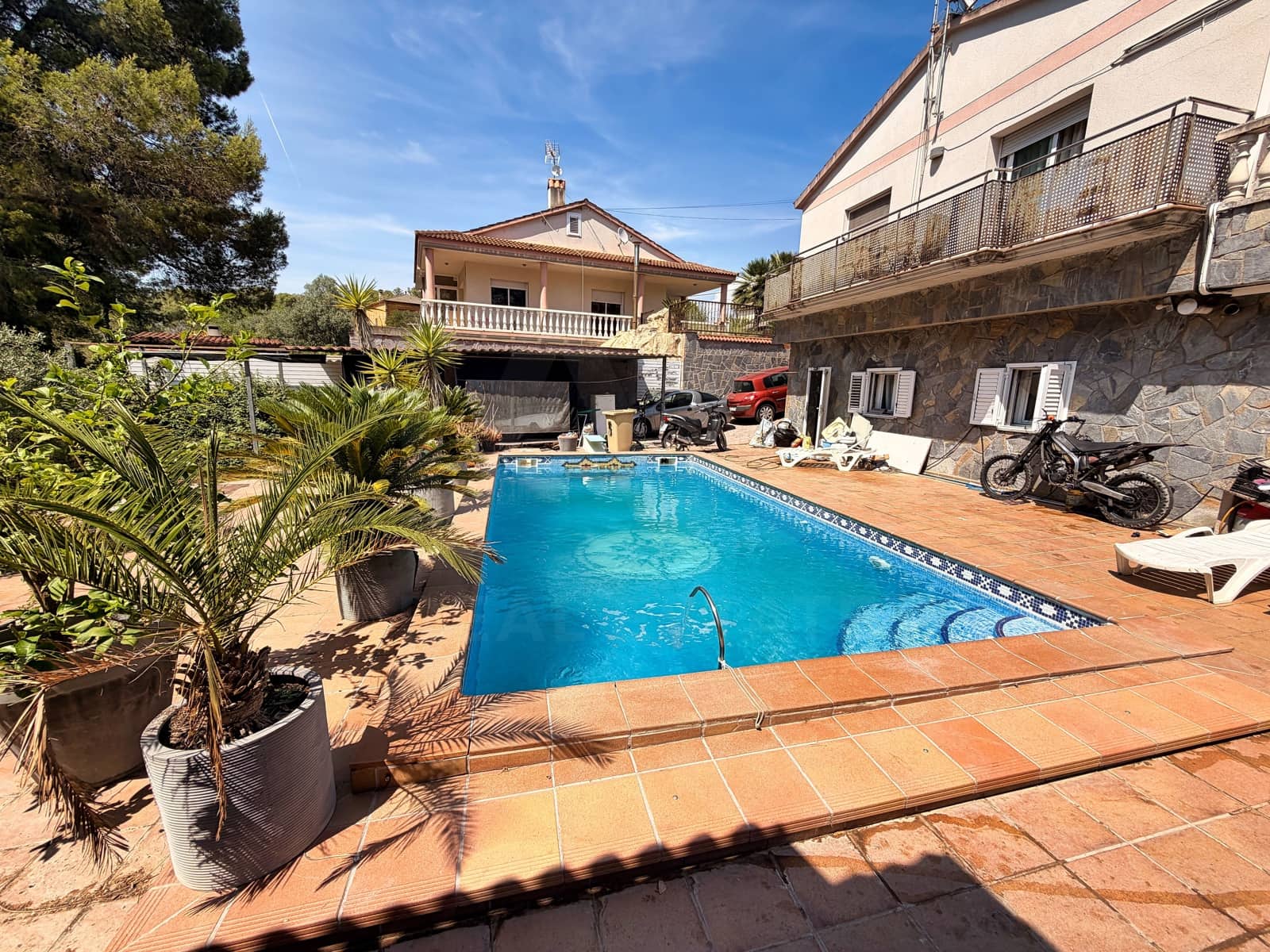 3 bedroom Townhouse for sale in Barcelona city with pool - € 240,000 (Ref: 9988543)