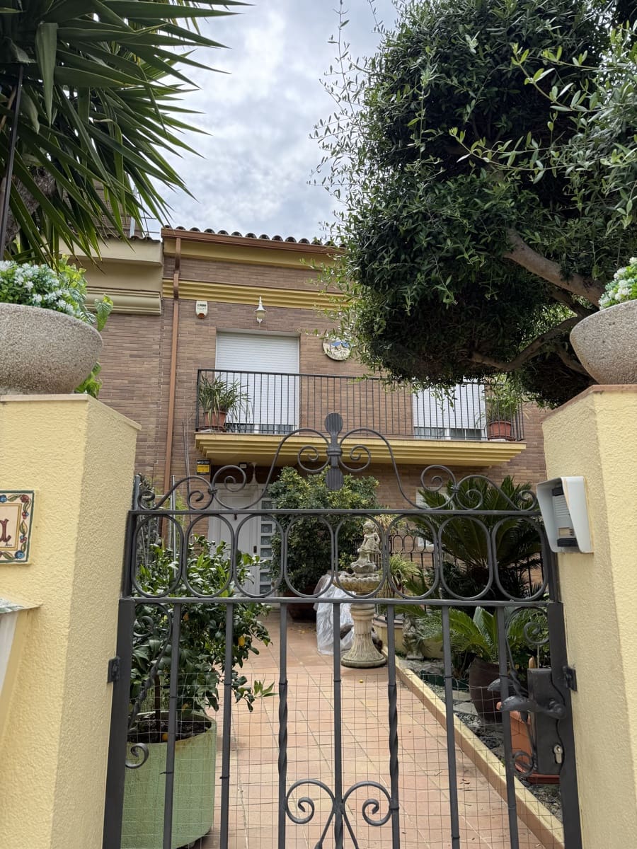 3 soverom Hus til salgs i Barcelona by med garasje - € 695 000 (Ref: 9988551)