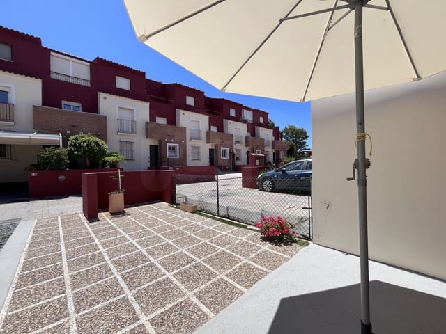 3 soverom Rekkehus til salgs i Huelva by med svømmebasseng - € 185 000 (Ref: 9988562)