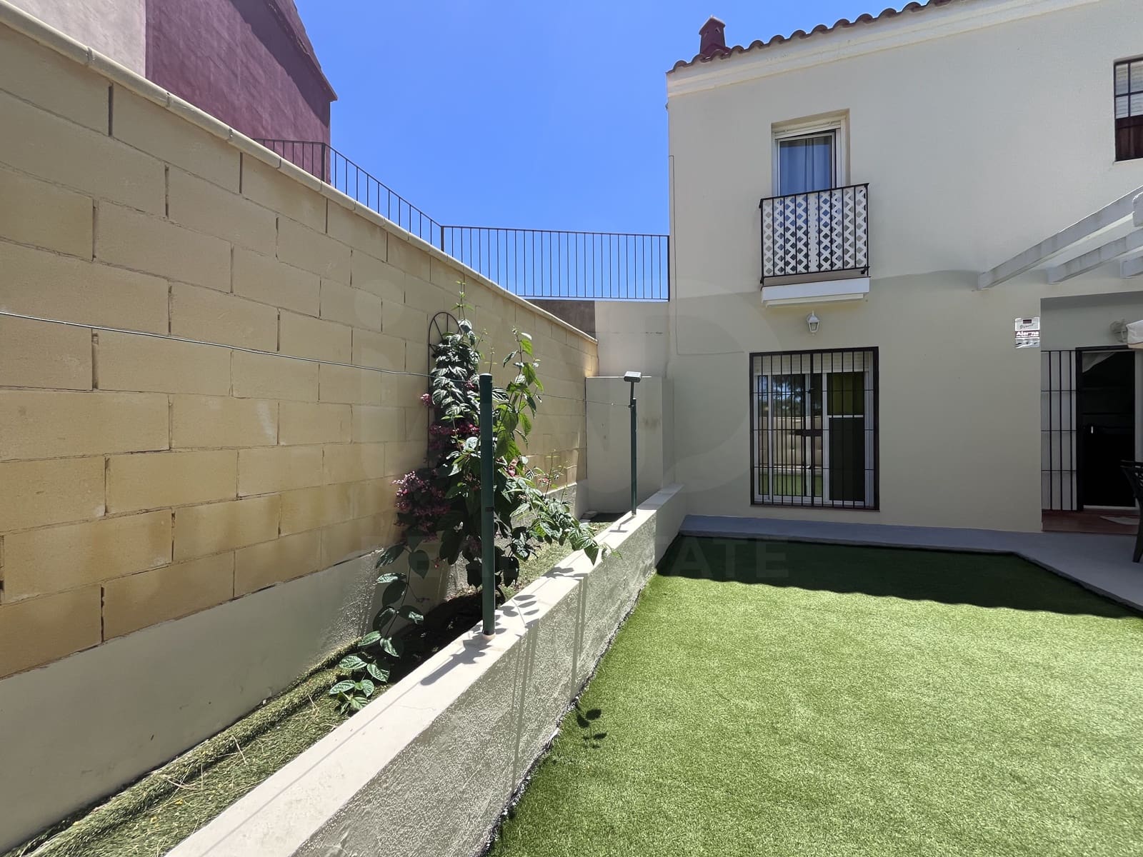 3 soverom Rekkehus til salgs i Huelva by med svømmebasseng - € 185 000 (Ref: 9988562)