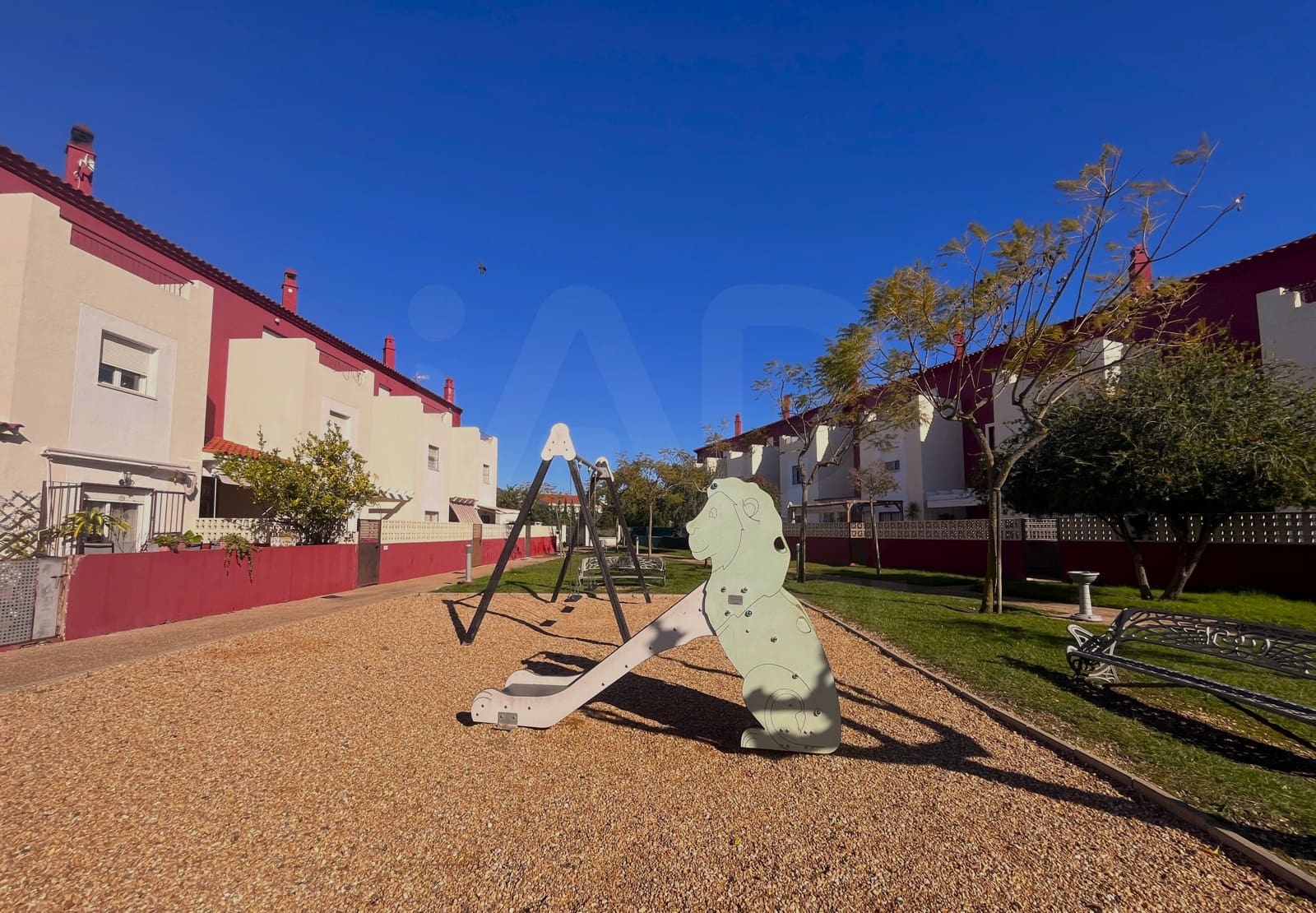 3 soverom Rekkehus til salgs i Huelva by med svømmebasseng - € 185 000 (Ref: 9988562)