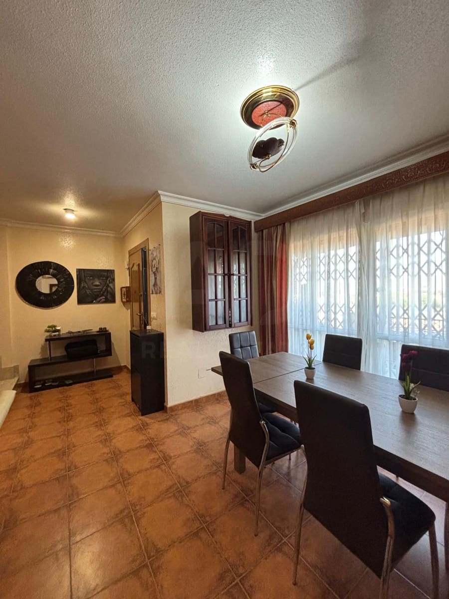 4 slaapkamer Rijtjeshuis te koop in La Hoya - € 210.000 (Ref: 9988573)