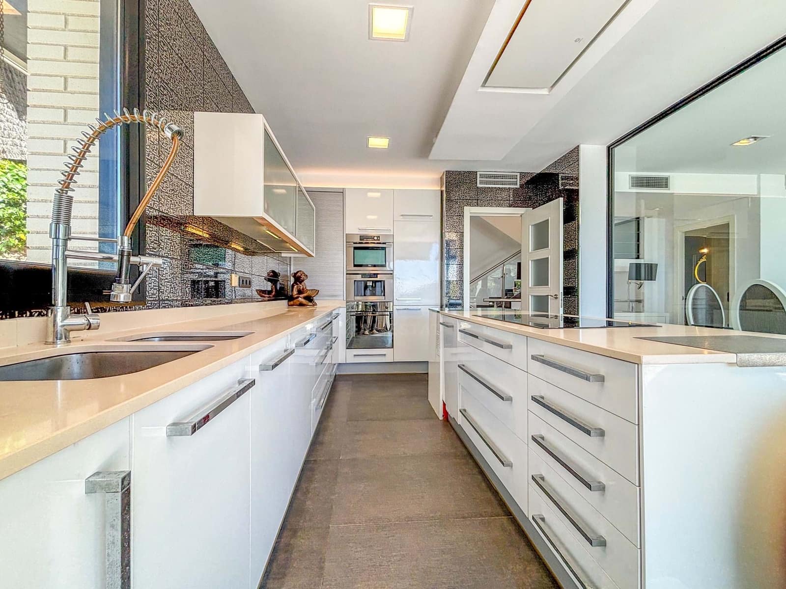 4 bedroom Townhouse for sale in Sitges with pool garage - € 1,320,000 (Ref: 9988583)