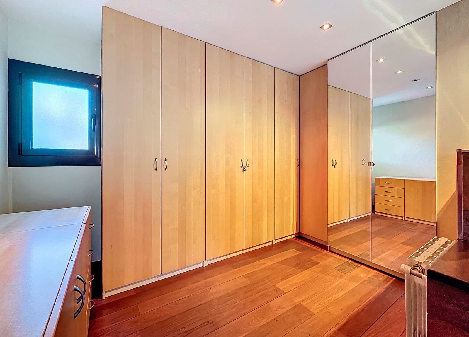 6 soverom Hus til salgs i Barcelona by med svømmebasseng garasje - € 825 000 (Ref: 9988585)