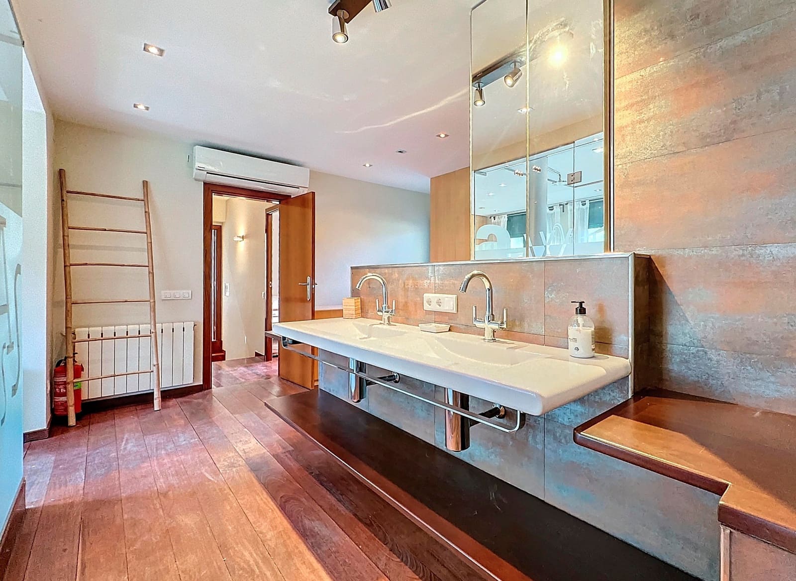 6 soverom Hus til salgs i Barcelona by med svømmebasseng garasje - € 825 000 (Ref: 9988585)