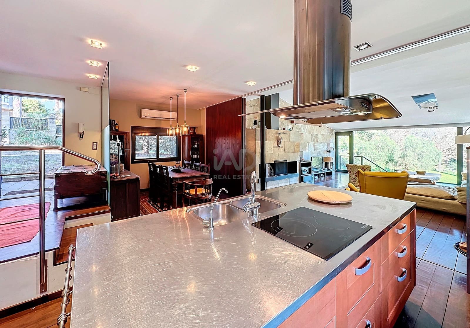 6 soverom Hus til salgs i Barcelona by med svømmebasseng garasje - € 825 000 (Ref: 9988585)