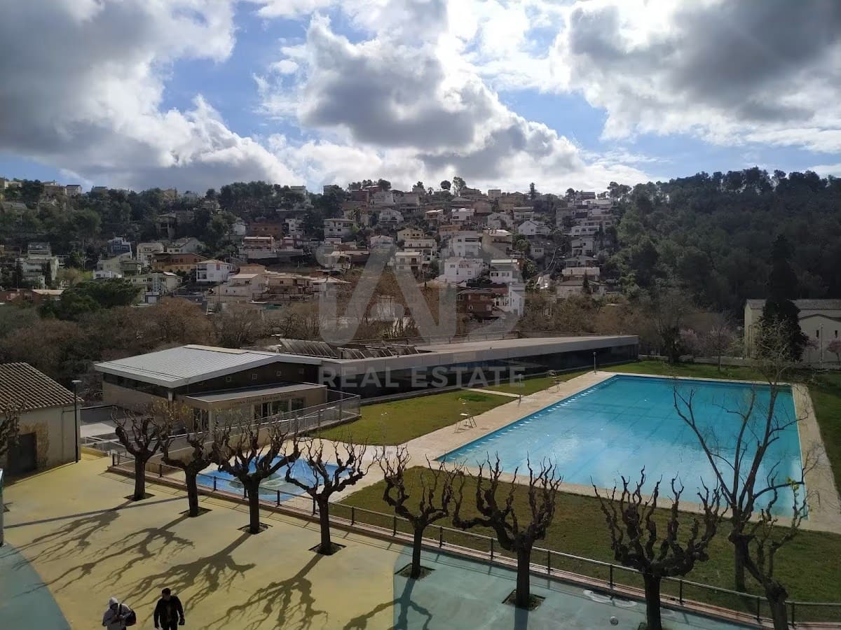 5 soverom Hus til salgs i Barcelona by med garasje - € 425 000 (Ref: 9988590)