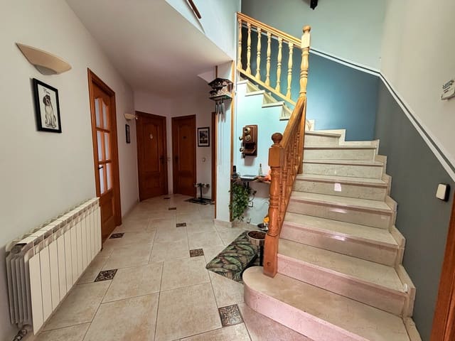 5 soverom Hus til salgs i Barcelona by med garasje - € 425 000 (Ref: 9988590)
