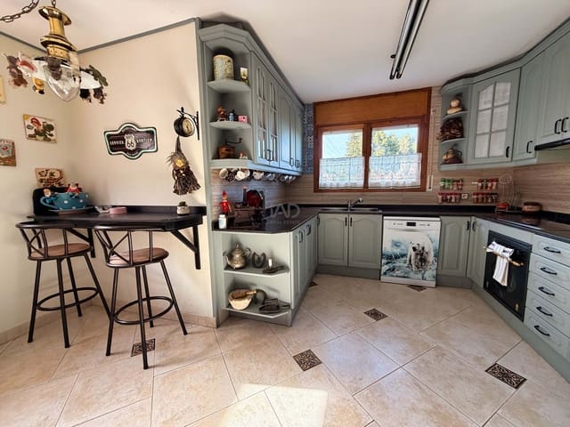5 soverom Hus til salgs i Barcelona by med garasje - € 425 000 (Ref: 9988590)