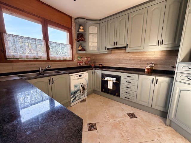 5 soverom Hus til salgs i Barcelona by med garasje - € 425 000 (Ref: 9988590)