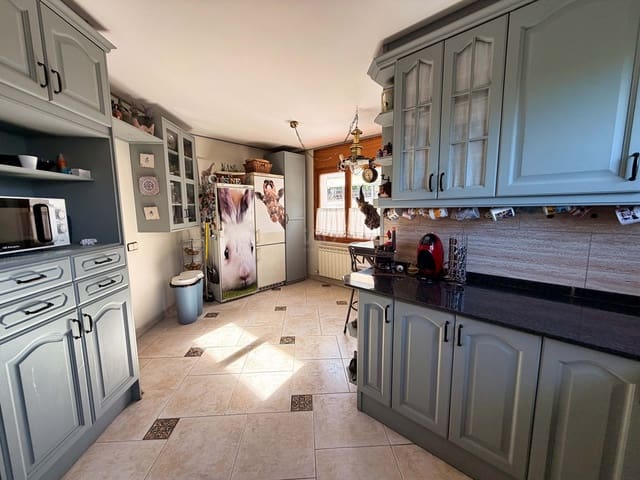 5 soverom Hus til salgs i Barcelona by med garasje - € 425 000 (Ref: 9988590)