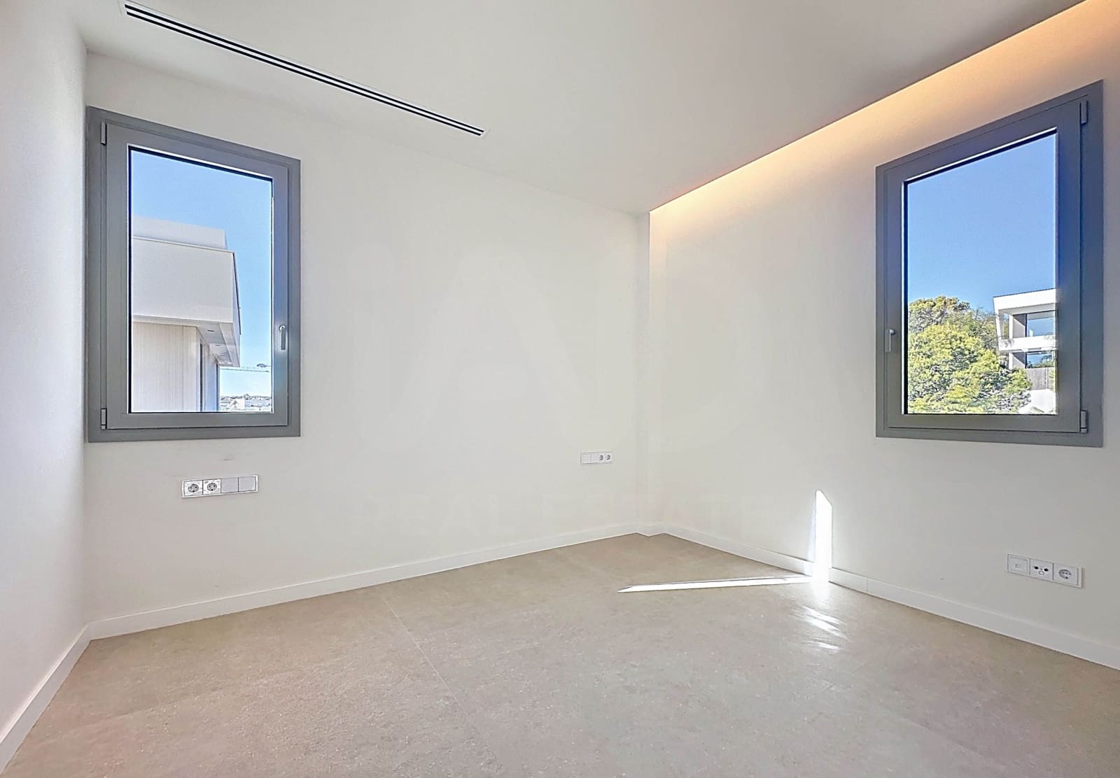 5 bedroom Villa for sale in Sitges with pool garage - € 2,690,000 (Ref: 9988591)