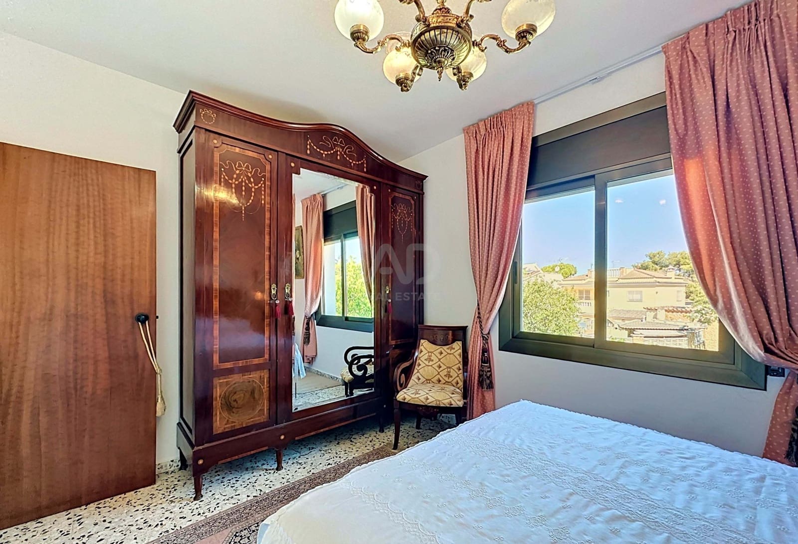 4 soverom Hus til salgs i Barcelona by med svømmebasseng garasje - € 365 000 (Ref: 9988596)