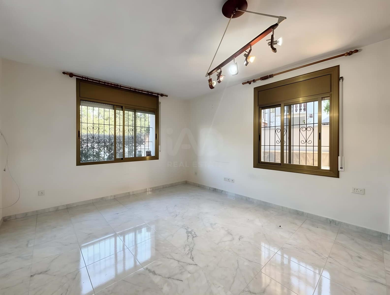 4 soverom Hus til salgs i Barcelona by med svømmebasseng garasje - € 365 000 (Ref: 9988596)
