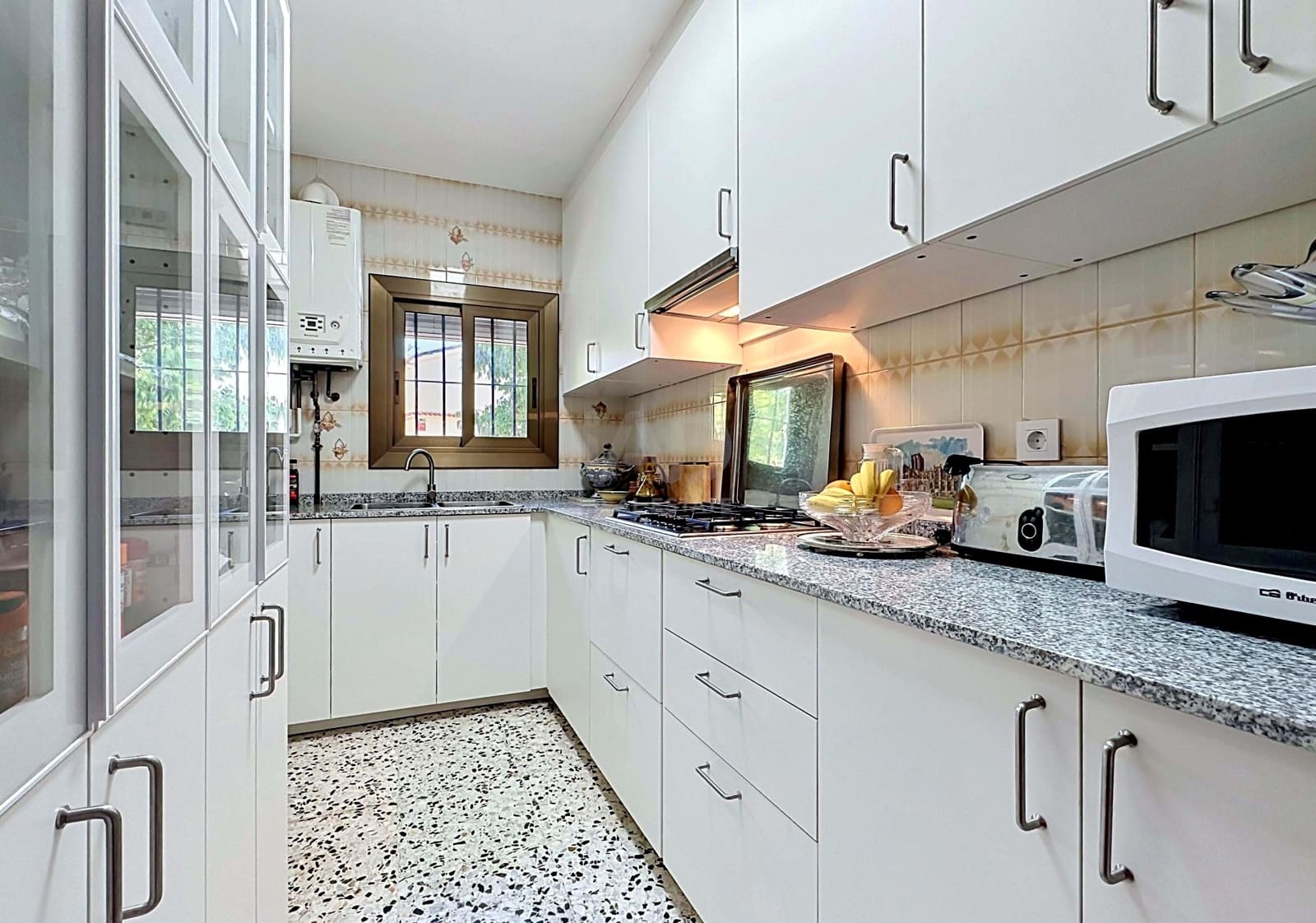4 soverom Hus til salgs i Barcelona by med svømmebasseng garasje - € 365 000 (Ref: 9988596)