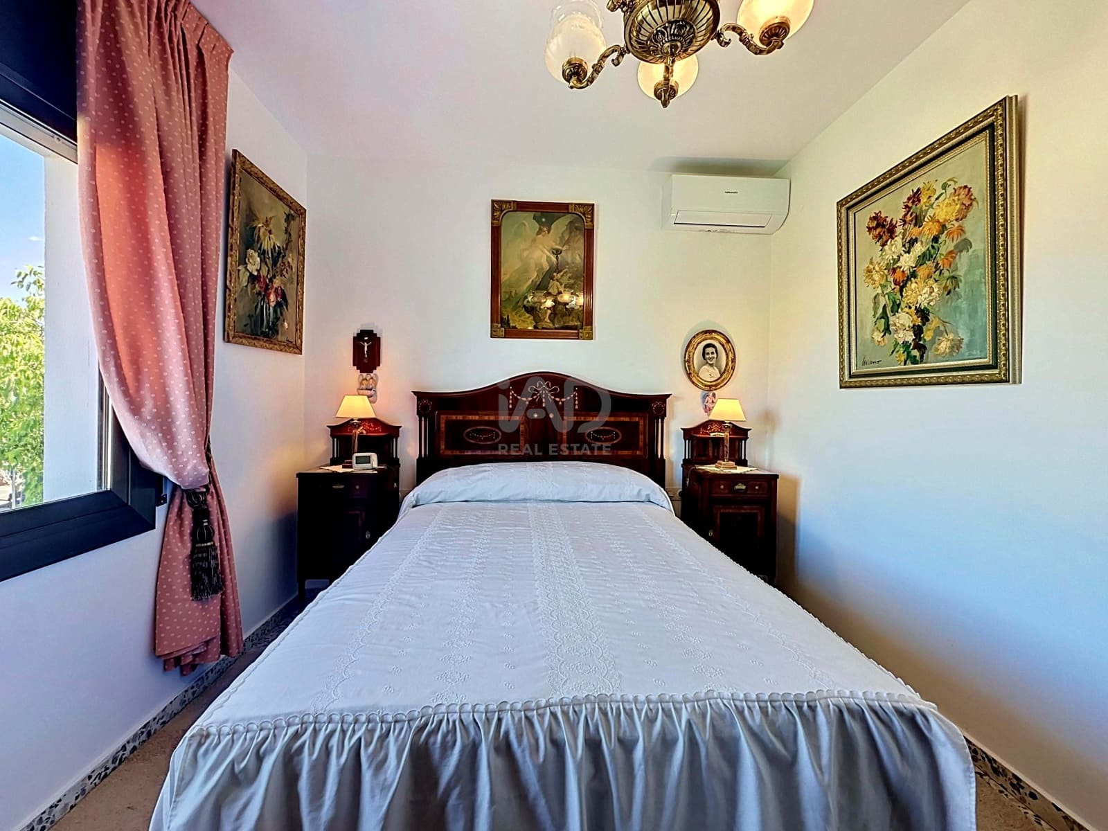 4 soverom Hus til salgs i Barcelona by med svømmebasseng garasje - € 365 000 (Ref: 9988596)