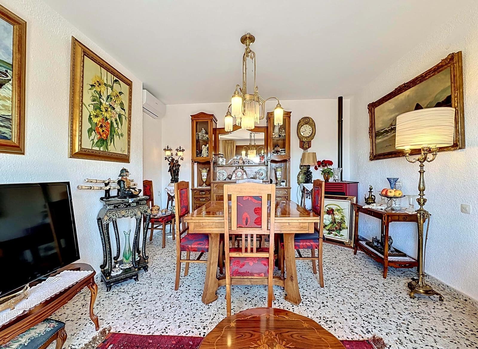 4 soverom Hus til salgs i Barcelona by med svømmebasseng garasje - € 365 000 (Ref: 9988596)