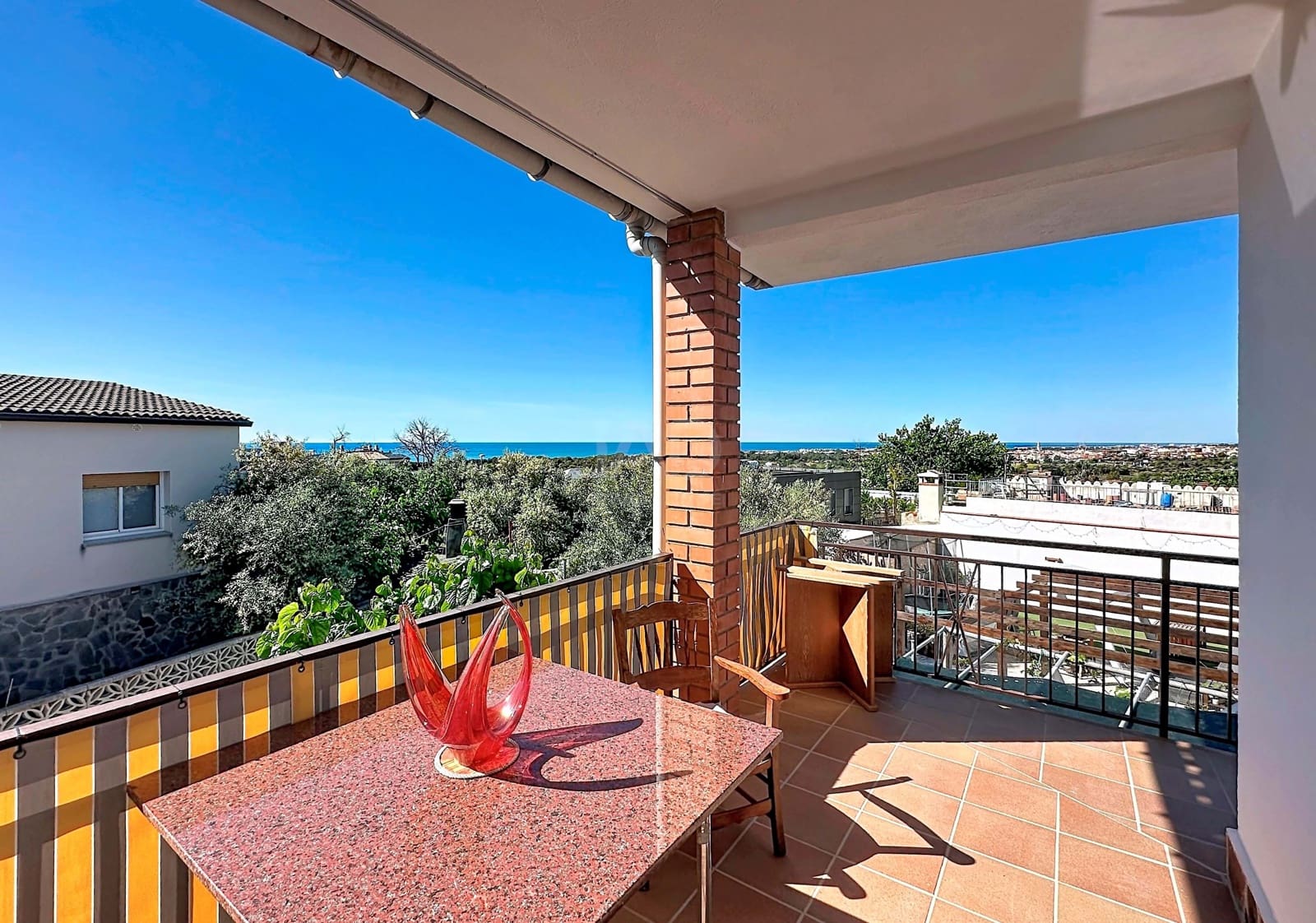 4 soverom Hus til salgs i Barcelona by med svømmebasseng garasje - € 365 000 (Ref: 9988596)