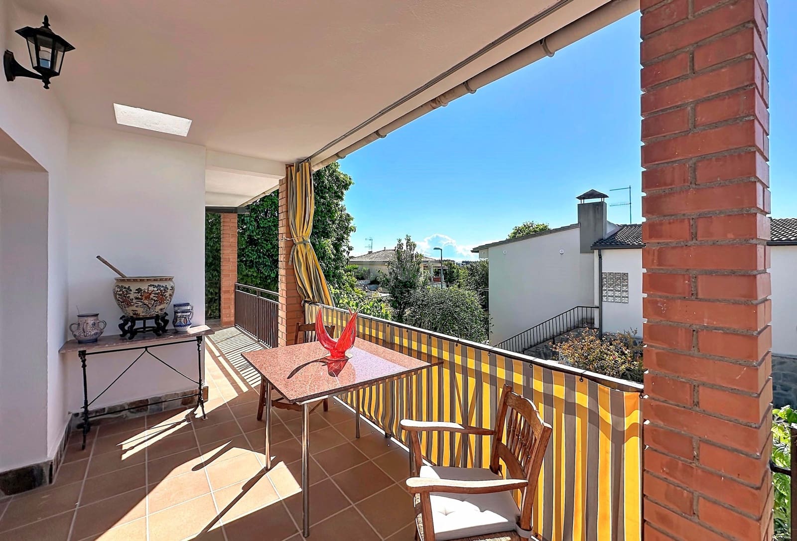 4 soverom Hus til salgs i Barcelona by med svømmebasseng garasje - € 365 000 (Ref: 9988596)