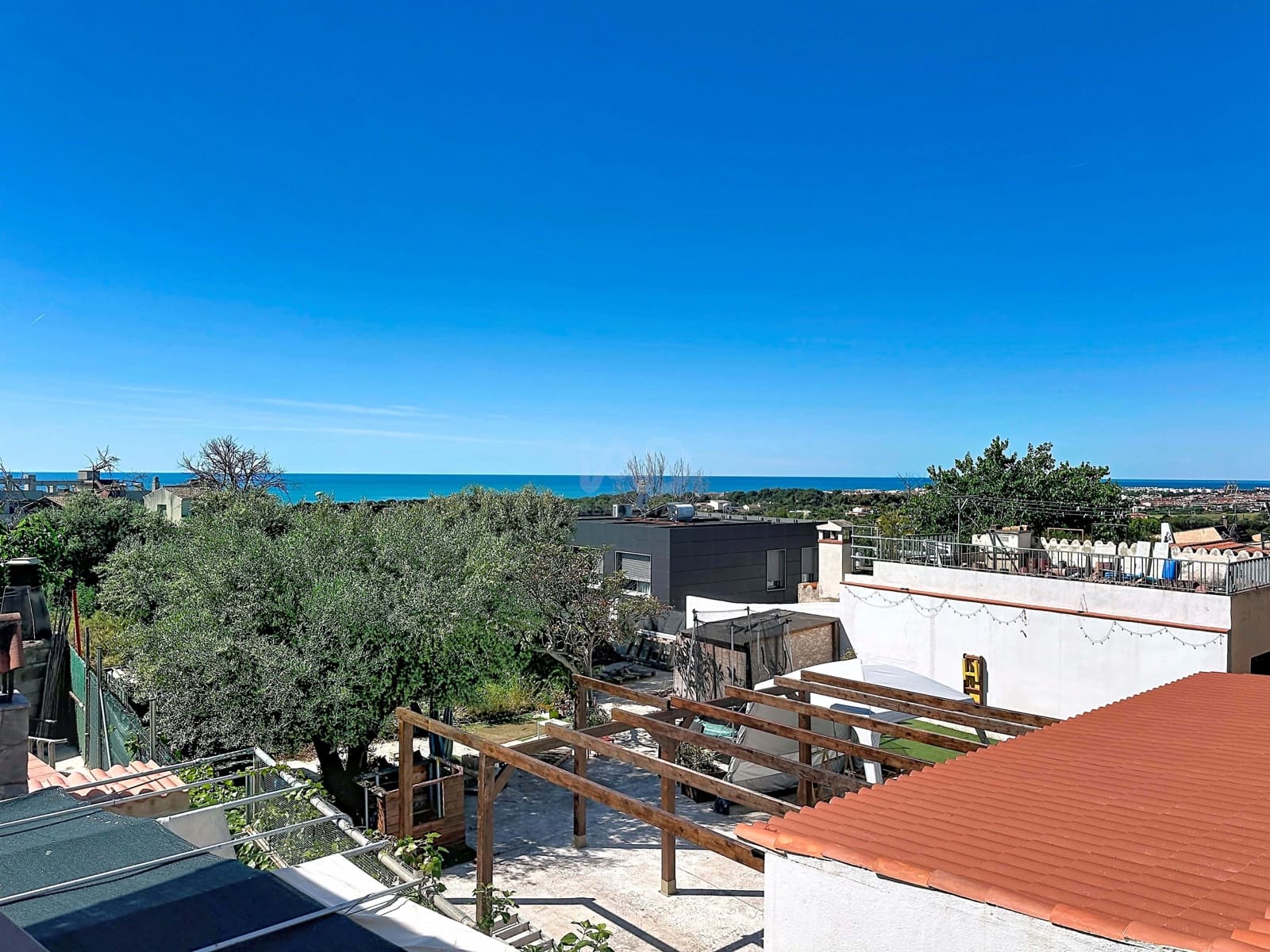 4 soverom Hus til salgs i Barcelona by med svømmebasseng garasje - € 365 000 (Ref: 9988596)
