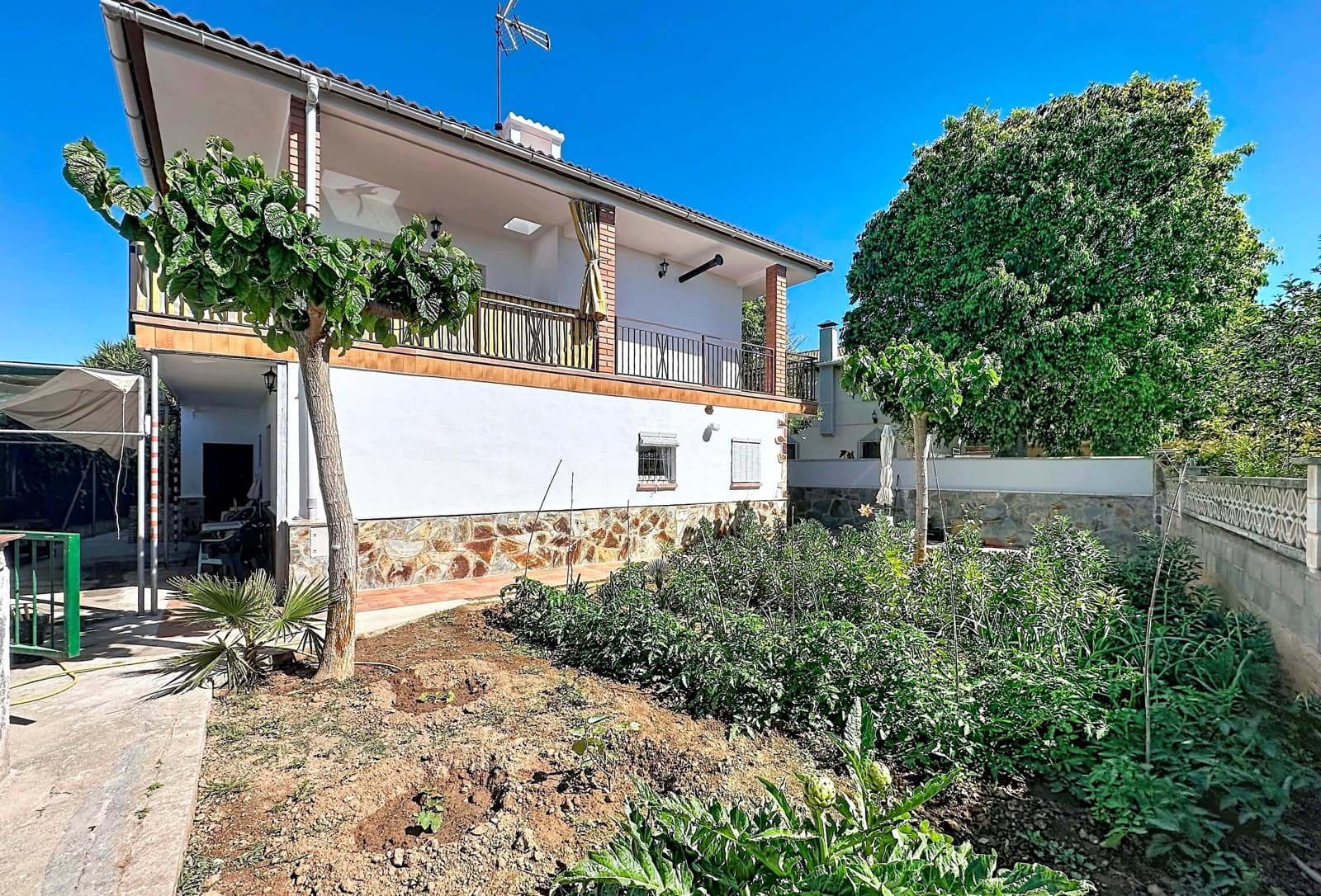 4 soverom Hus til salgs i Barcelona by med svømmebasseng garasje - € 365 000 (Ref: 9988596)