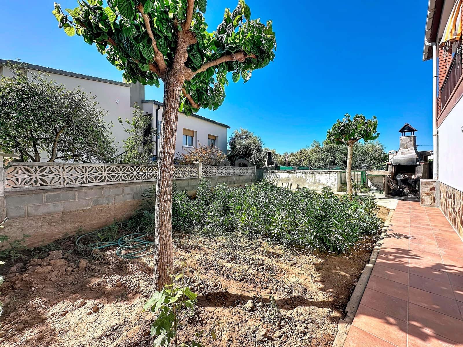 4 soverom Hus til salgs i Barcelona by med svømmebasseng garasje - € 365 000 (Ref: 9988596)