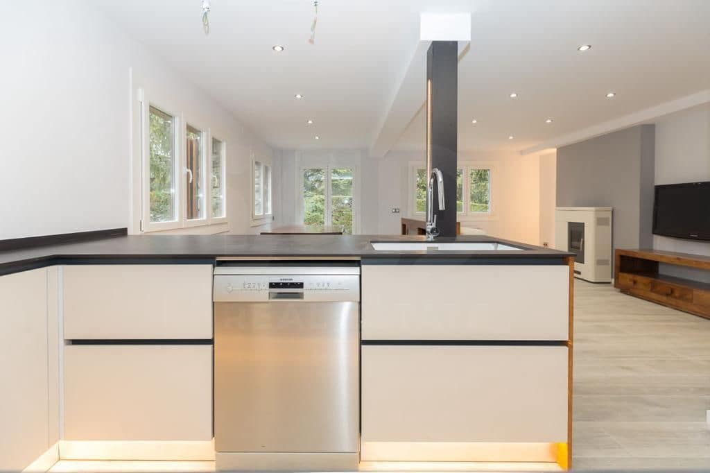 3 bedroom Apartment for sale in Alp with garage - € 450,000 (Ref: 9988608)