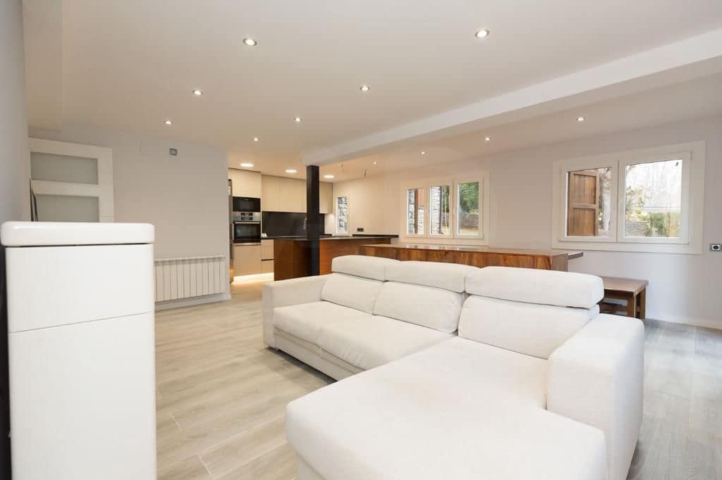 3 bedroom Apartment for sale in Alp with garage - € 450,000 (Ref: 9988608)