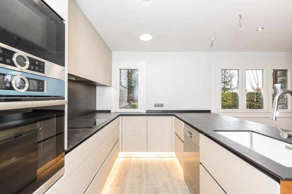3 bedroom Apartment for sale in Alp with garage - € 450,000 (Ref: 9988608)