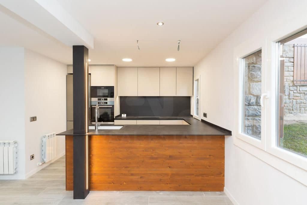 3 bedroom Apartment for sale in Alp with garage - € 450,000 (Ref: 9988608)