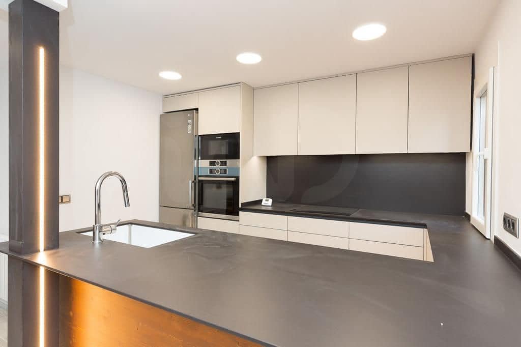 3 bedroom Apartment for sale in Alp with garage - € 450,000 (Ref: 9988608)