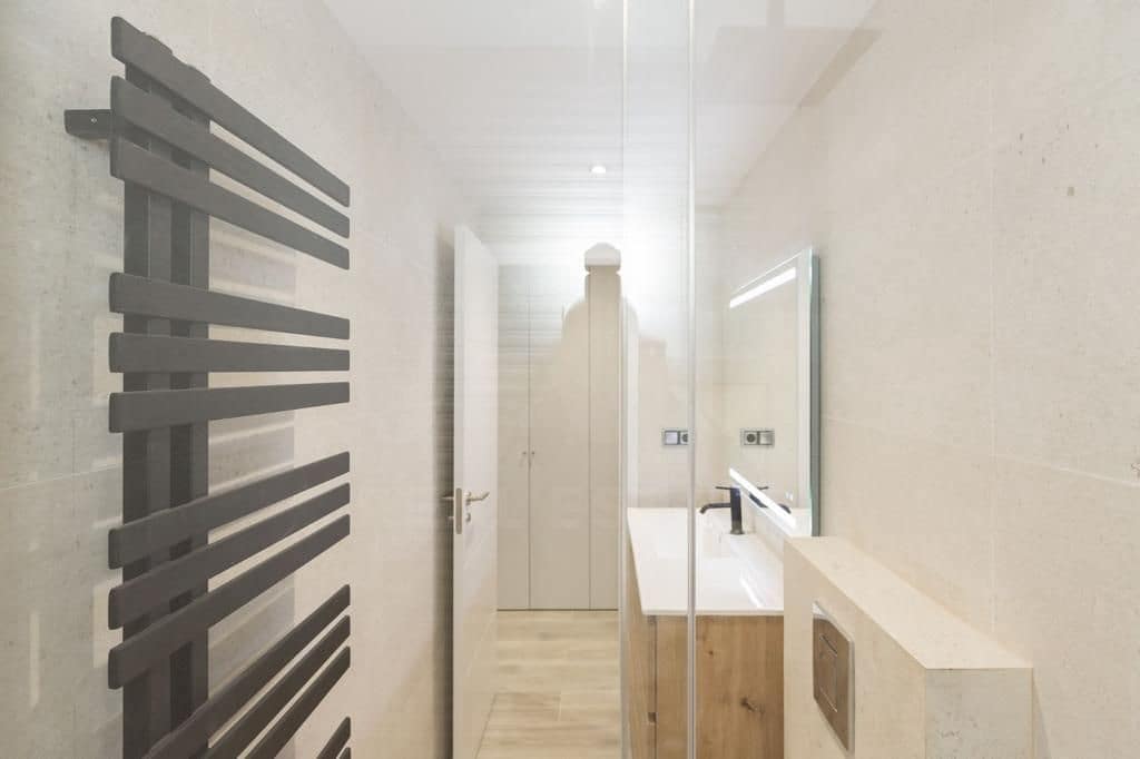 3 bedroom Apartment for sale in Alp with garage - € 450,000 (Ref: 9988608)