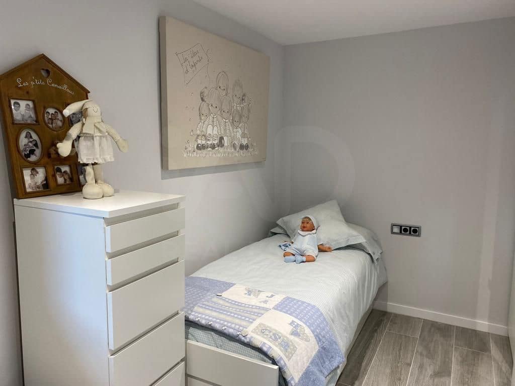 3 bedroom Apartment for sale in Alp with garage - € 450,000 (Ref: 9988608)