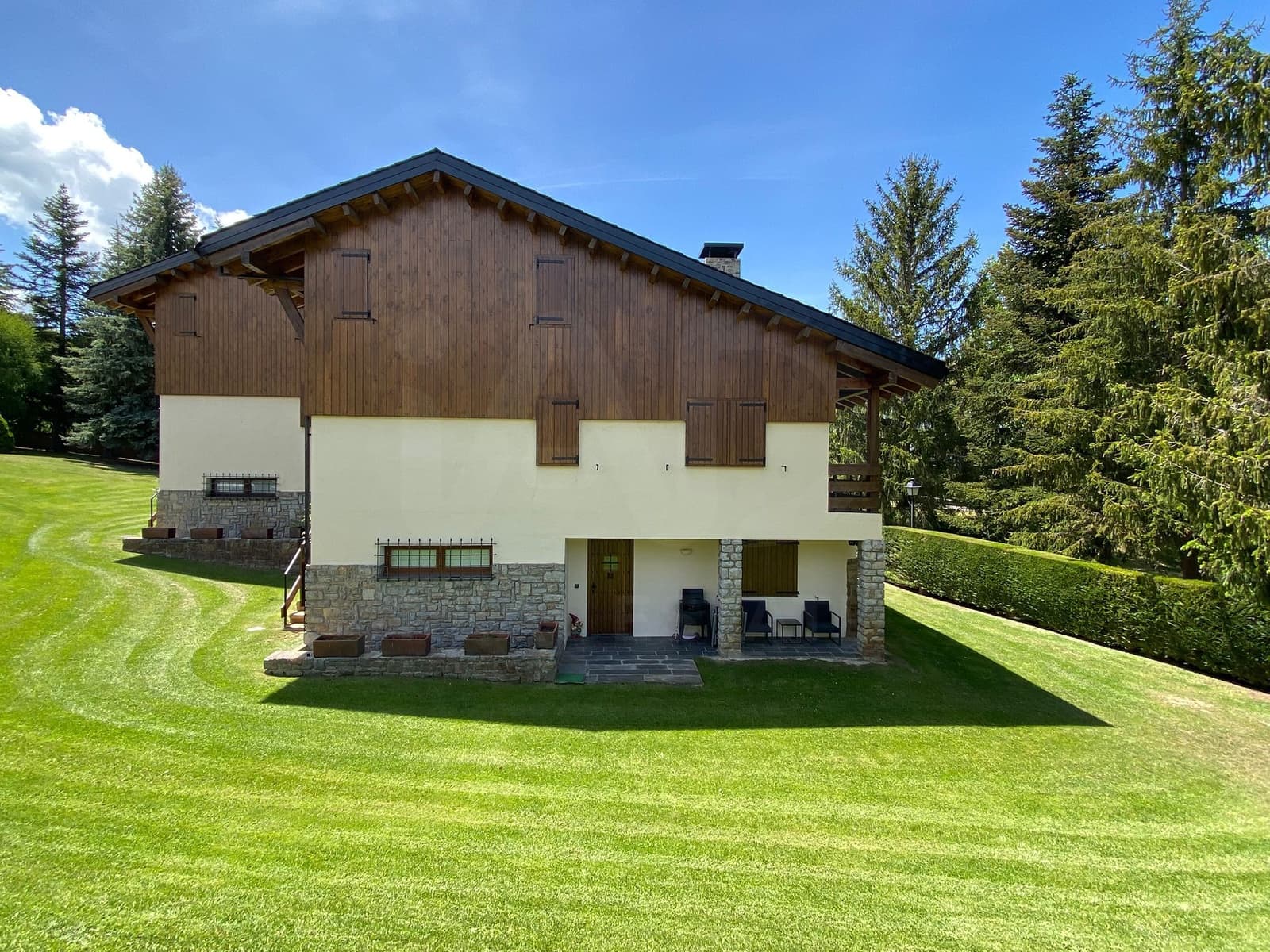 3 bedroom Apartment for sale in Alp with garage - € 450,000 (Ref: 9988608)