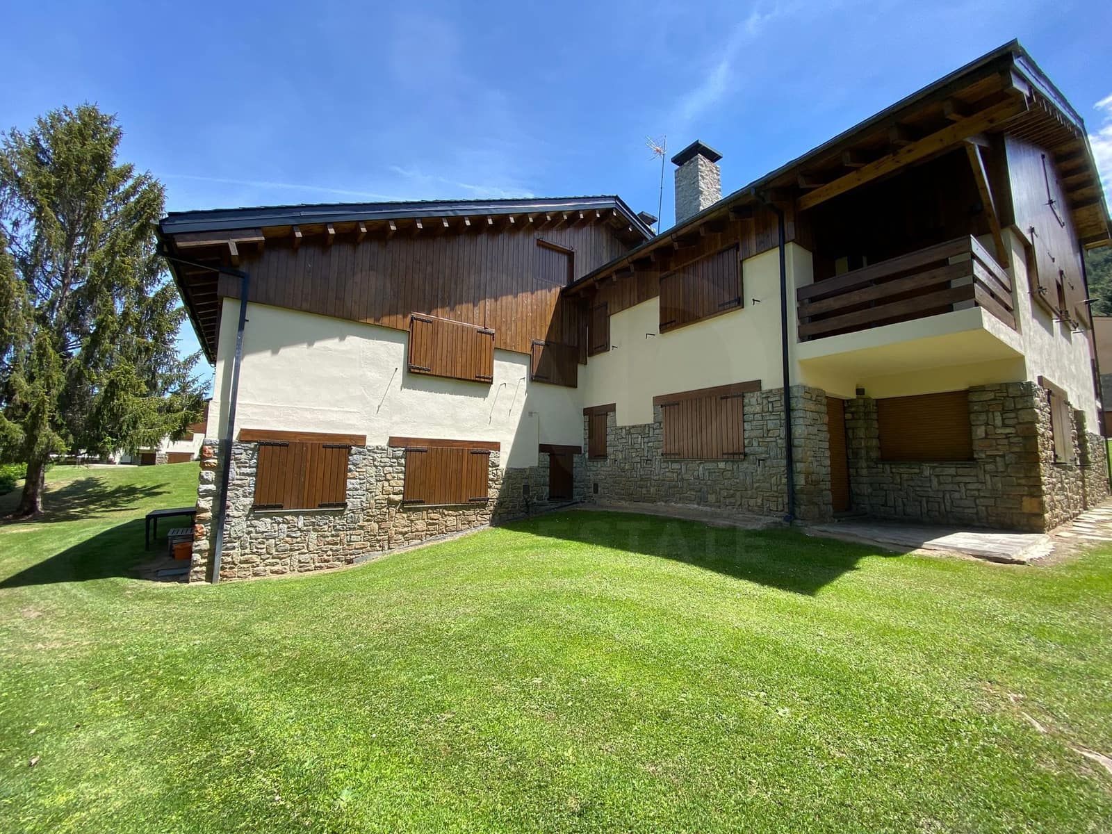 3 bedroom Apartment for sale in Alp with garage - € 450,000 (Ref: 9988608)