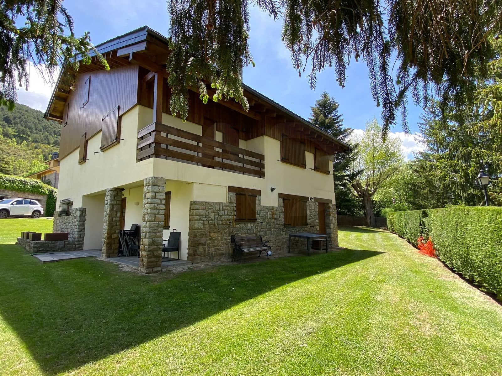 3 bedroom Apartment for sale in Alp with garage - € 450,000 (Ref: 9988608)