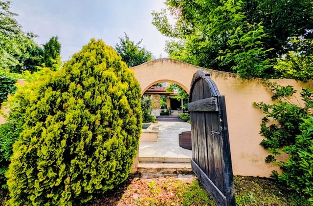 4 soveværelse Rækkehus til salg i Madrid by med swimmingpool - € 799.000 (Ref: 9988627)