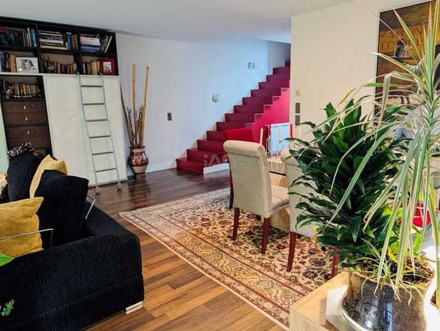 4 soveværelse Rækkehus til salg i Madrid by med swimmingpool - € 799.000 (Ref: 9988627)
