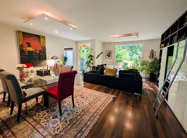 4 soveværelse Rækkehus til salg i Madrid by med swimmingpool - € 799.000 (Ref: 9988627)