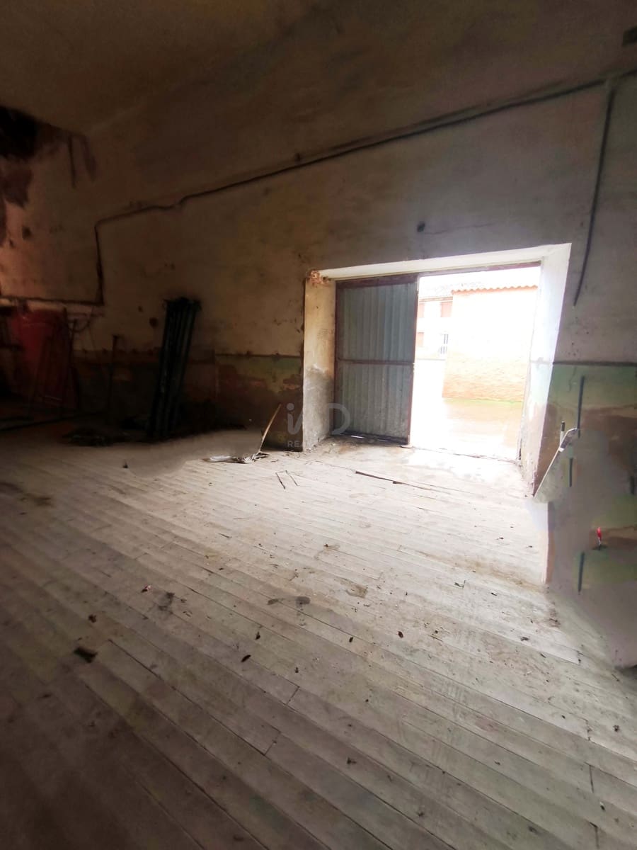 Kommersiell til salgs i Leon by - € 26 000 (Ref: 9988653)