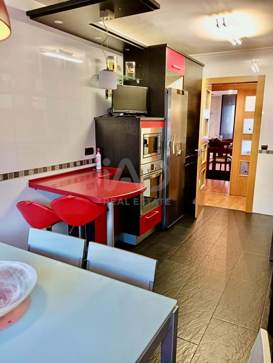 Casa de 4 habitaciones en León ciudad en venta con garaje - 215.000 € (Ref: 9988659)