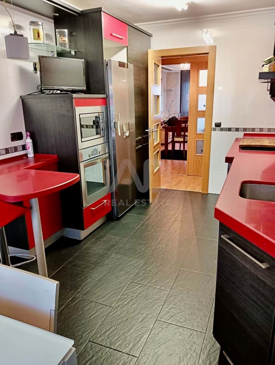 Casa de 4 habitaciones en León ciudad en venta con garaje - 215.000 € (Ref: 9988659)
