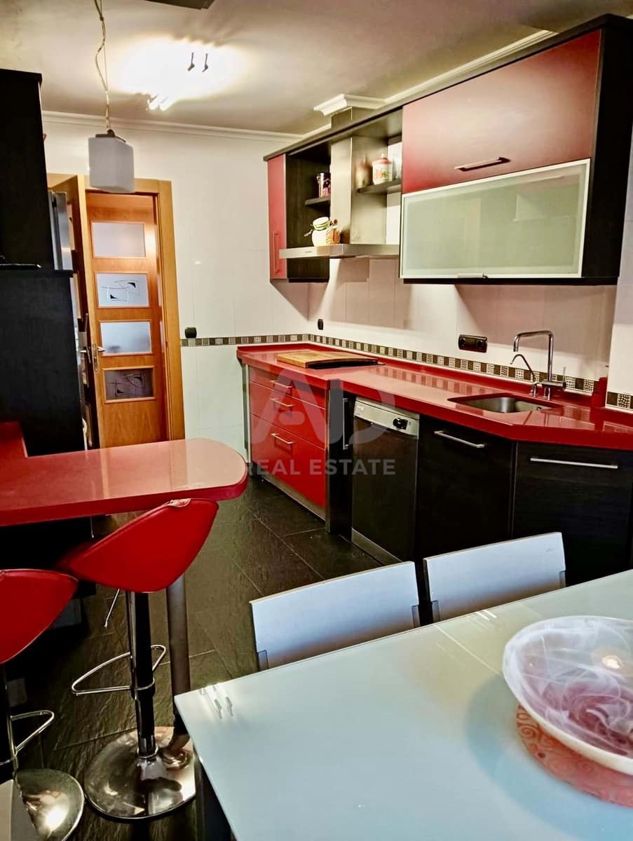 Casa de 4 habitaciones en León ciudad en venta con garaje - 215.000 € (Ref: 9988659)