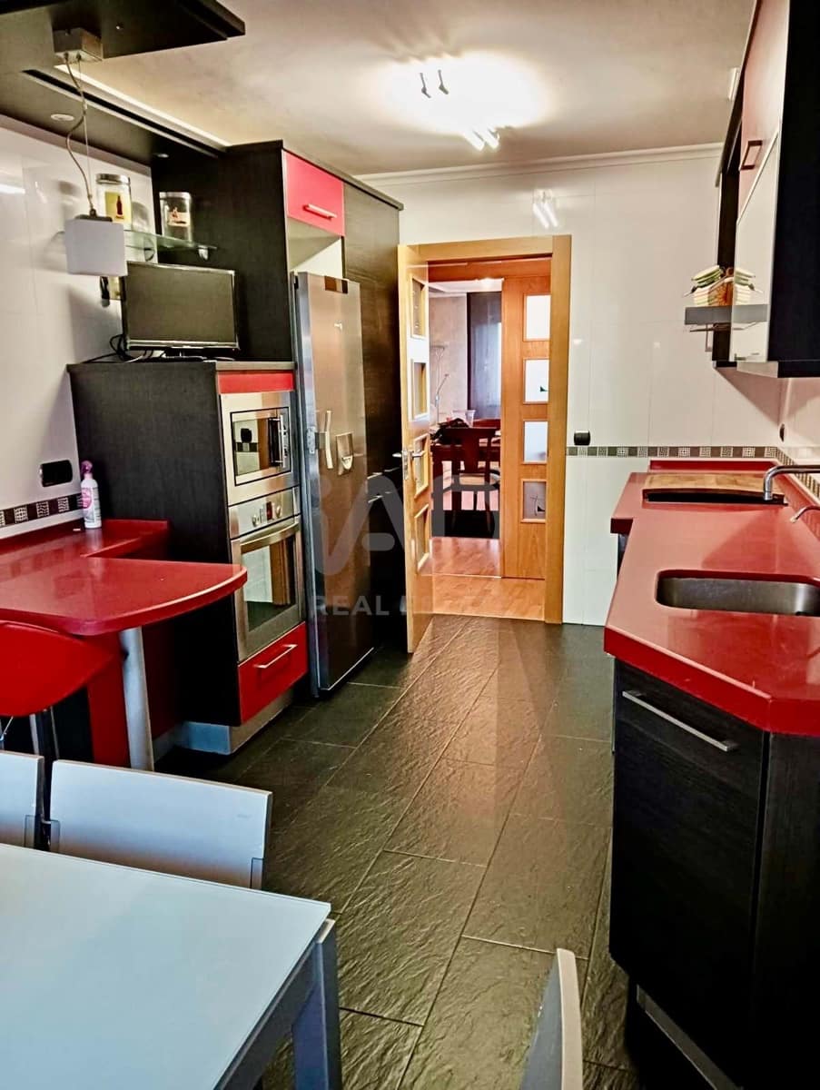 Casa de 4 habitaciones en León ciudad en venta con garaje - 215.000 € (Ref: 9988659)