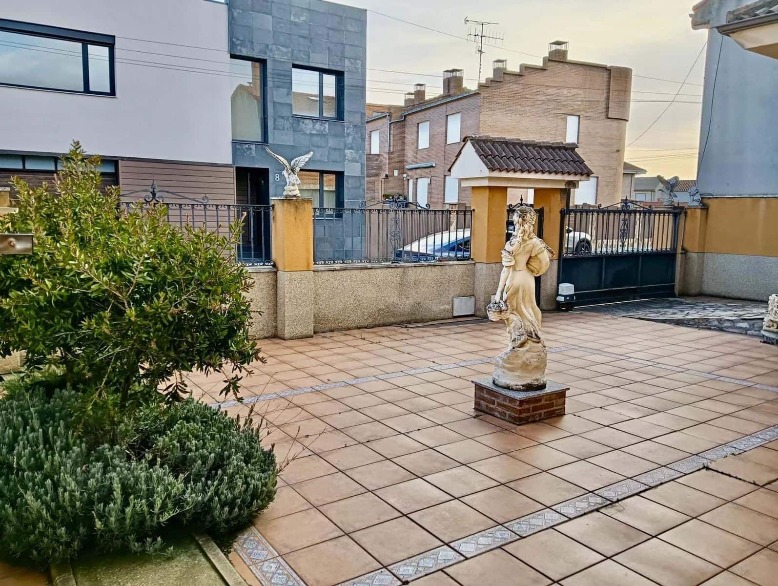 Casa de 4 habitaciones en León ciudad en venta con garaje - 215.000 € (Ref: 9988659)